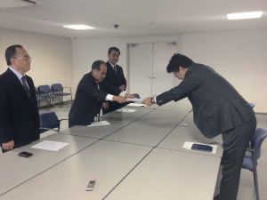 米軍のつり下げタイヤ落下事故に抗議する公明党県本の上原章幹事長(左端)、糸洲朝則県議(中央)ら=10日、外務省沖縄事務所