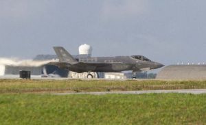 嘉手納基地を離陸するF35=2日午前8時12分(読者提供)