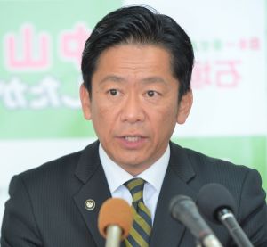 3期目の抱負を語る中山義隆氏=12日午前、石垣市真栄里の選挙事務所