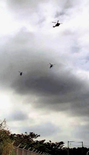 防衛省が公開した、宜野湾市の市立普天間第二小の上空を飛行する米軍ヘリコプターの画像=18日午後