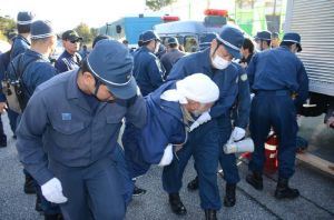 機動隊員に強制排除される市民ら=17日午前8時40分、名護市辺野古