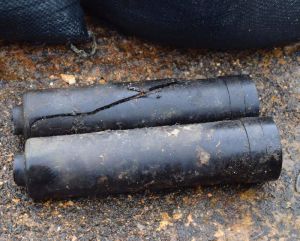 米軍北部訓練場返還地で見つかった未使用の訓練弾2発=19日、国頭村安田