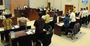 嘉手納基地での夜間のパラシュート降下訓練に抗議する意見書を全会一致で可決する嘉手納町議会=11日午前10時50分