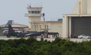 (資料写真)嘉手納基地の旧海軍駐機場に駐機するU2偵察機