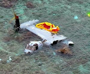 <div class="caption">沖縄県名護市安部の海岸で大破したオスプレイ=12月14日(本社チャーターヘリから)</div>