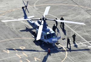 熊本空港に緊急着陸した米軍のヘリコプターUH1=18日午後3時54分(共同通信社ヘリから)