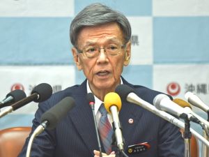 退院後に会見する翁長雄志知事=15日午後1時半、県庁