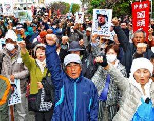 山城博治議長ら3人の即時釈放を求め、ガンバロ三唱で気勢を上げる集会参加者=日午後4時すぎ、那覇市楚辺・城岳公園