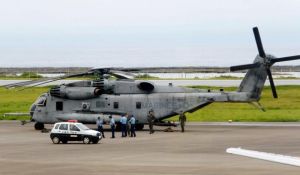 6月1日に久米島空港に緊急着陸した米軍のCH53Eヘリコプター。同一機が今月11日に東村の民間地で炎上した(久米島町役場提供)