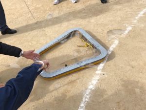 普天間第二小学校のグラウンドに横たわる米軍普天間飛行場所属のCH53E大型輸送ヘリの窓=2017年12月13日(宜野湾市提供)