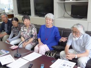 「故郷の土を一粒たりとも戦争には使わせない」と語る辺野古土砂搬出反対協議会のメンバーら=13日、県庁記者クラブ