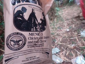 散乱した食品レトルトパック=4日午前11時半ごろ、国頭村(提供)