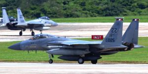グアムから嘉手納基地に帰還した同基地所属のF15戦闘機。計20機が次々と着陸した=24日午後1時8分(読者提供)
