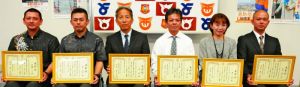 人命救助で表彰された(右から)新垣善之さん、深町玲奈さん、田場博さん、上間諭さん、高良周児さん、瑞慶覧太さん=南風原町、東部消防組合