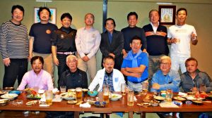 福井県歯科医師会の梅田英樹さん(前列左から3人目)ら木曜会のメンバーと仲里正博さん(後列左から5人目)ら=20日、那覇市内