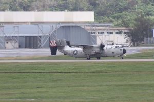 米軍嘉手納基地を離陸する空母搭載輸送機C2グレイハウンドの同型機=22日午後1時すぎ(読者提供)