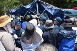 市民らが建てた日よけのテントを撤去する機動隊=24日午前11時35分ごろ、名護市辺野古