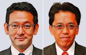 (左から)国場幸之助氏、宮崎政久氏