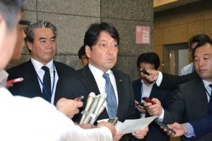 シュロ―ティ副司令官にオスプレイの飛行について懸念を伝えた小野寺五典防衛相=7日、防衛省