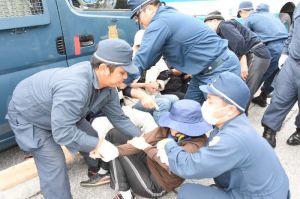 市民を強制排除する機動隊員=7日午前8時57分、名護市辺野古のキャンプ・シュワブゲート前