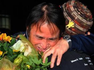 5カ月ぶりに保釈され、支援者と抱き合い喜ぶ山城博治議長=18日午後8時すぎ、那覇市樋川・那覇拘置支所前