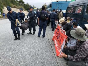 機動隊に強制排除される市民=16日、名護市辺野古