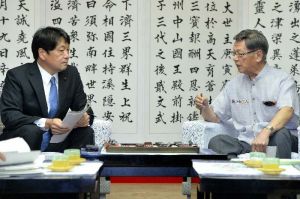 小野寺防衛相(左)と会談する翁長雄志知事=14日午後1時32分、県庁