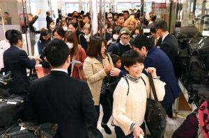 開店と同時に売り場へ急ぐ買い物客=2日午前9時半、那覇市久茂地・デパートリウボウ