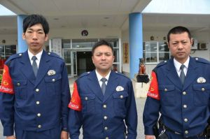 「沖縄シーサー警ら隊」として警視庁から出向している屋良憲一さん(左)と座間味宗伯さん(中央)、千葉県警の山城壱さん=27日、うるま署