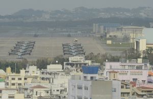 オスプレイが並ぶ米軍普天間飛行場