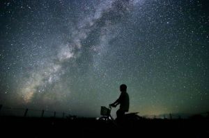 西表石垣国立公園内の夜空を彩る満天の星=2015年9月、竹富町黒島(星空ツーリズム提供)