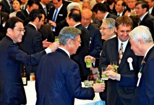 外務省沖縄事務所開設20周年レセプションで翁長雄志知事(中央)ら出席者と乾杯する岸田文雄外相(左)=25日午後、那覇市・パシフィックホテル沖縄