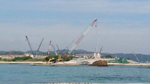 辺野古崎に近い「N3」護岸では、フロートの設置作業が進んでいる=19日、名護市辺野古の海上