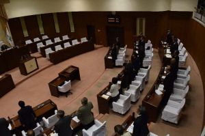うるま市伊計島に米軍ヘリが不時着したことに対し、全会一致で抗議決議を可決したうるま市議会=11日午前、うるま市議会