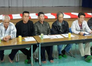 陸自受け入れ表明した中山市長に抗議し、表明撤回を求める開南、嵩田、於茂登、川原4地区の公民館長ら=12月30日、石垣市・川原公民館(八重山毎日新聞提供)