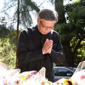 米軍属暴行殺人事件の遺体遺棄現場で手を合わせる翁長雄志知事=29日、恩納村安富祖