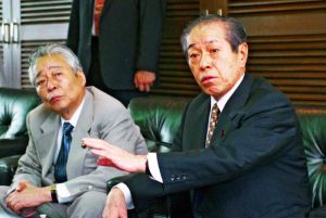 沖縄サミット閉幕から2週間後、沖縄タイムス社を訪ね、普天間飛行場代替施設の15年使用期限問題などについて意見を交わす自民党幹事長の野中広務さん(右)。左は青木幹雄さん=2000年8月10日
