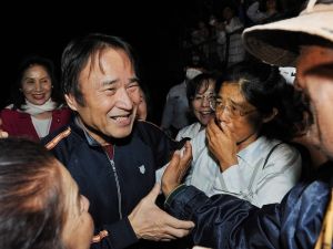 5カ月ぶりに保釈され支援者から祝福される山城博治議長(左から2人目)=18日午後8時9分、那覇市樋川・那覇拘置支所