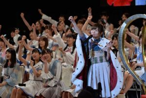 最後の総選挙で3連覇を果たし、ファンにメッセージを送る指原莉乃さん(前列)ら=17日午後、豊見城市立中央公民館