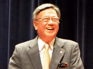 若手県職員に向け、家庭と仕事の両立を呼び掛ける翁長雄志知事=13日、那覇市西・県男女共同参画センターてぃるる