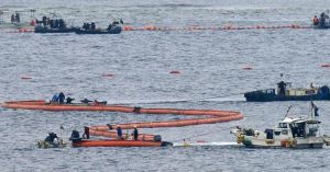 辺野古沖で始まったフロート(浮具)が付いた汚濁防止膜の設置作業=10日午前11時、名護市・大浦湾(伊禮健撮影)