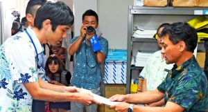 米軍キャンプ・シュワブ沖の岩礁破砕許可申請手続きについての回答書を県水産課(右)に提出する沖縄防衛局の職員=1日、県庁