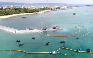 キャンプ・シュワブ沿岸で建設が進む進む新基地の「K2」護岸=2月6日、名護市辺野古の米軍キャンプ・シュワブ(小型無人機で撮影)