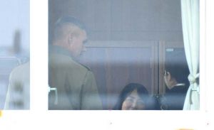 謝罪のため普天間第二小の校長室を訪れた米海兵隊政務外交部のダリン・クラーク部長(左)=18日午前10時、宜野湾市新城