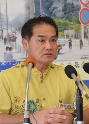 沖縄国際大学の米軍ヘリ墜落事故から13年を前に会見する佐喜真淳宜野湾市長=10日、同市役所