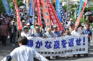 裁判所に入る第3次嘉手納爆音訴訟原告団=25日午前9時43分、沖縄市知花・那覇地裁沖縄支部