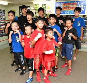 「大吾選手に続け」とファイティングポーズを取る小中学生ボクサー=宜野湾市愛知・琉球ボクシングジム