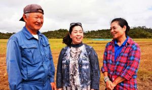 西銘晃さん(左)、美恵子さん(右)夫妻を訪ねた谷口真由美さん=東村高江