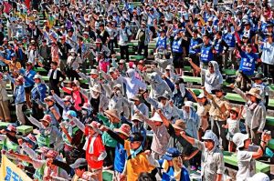基地撤去を訴え、気勢を上げる大会参加者=13日、宜野湾海浜公園屋外劇場(田嶋正雄撮影)