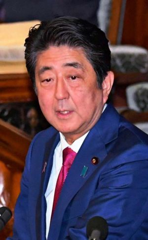 衆院本会議の代表質問で答弁する安倍首相=21日午後